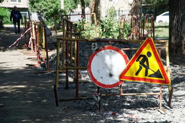 Vägmärken: trafik är förbjuden och byggnadsarbeten är hangi — Stockfoto