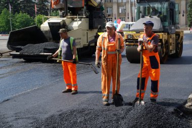 Rusya, Magnitogorsk, 15 Ağustos 2019. Turuncu üniformalı erkekler.