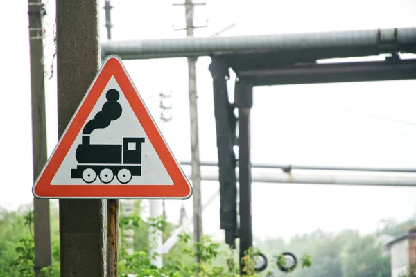 Waarschuwing Road Sign Let op de trein in het industriegebied. Spoorweg — Stockfoto