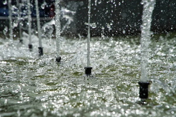 Mousseux fraîches éclaboussures d'eau dans la fontaine de la ville en h ensoleillé — Photo