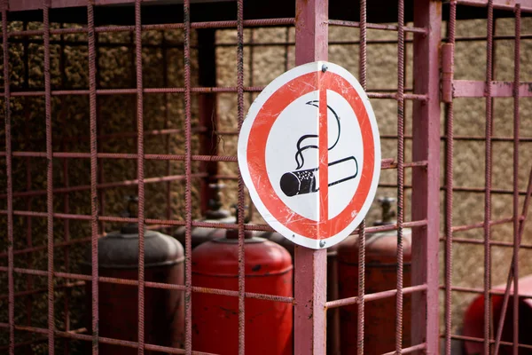 Het bord dat roken verbiedt, hangt op het hek van de ware — Stockfoto