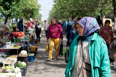 Rusya, Magnitogorsk, 6 Ağustos 2019. Yaşlı bir kadın dükkana geldi.
