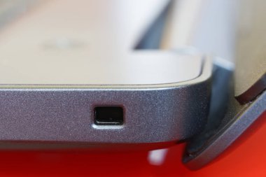 Modern bir dizüstü bilgisayarda Kensington kilit yuvası. Modern teknolojiler. Ma