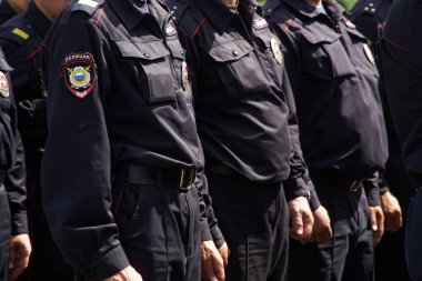 Üniformalar ve Rus polisinin amblemi. Apoletler, çizgiler