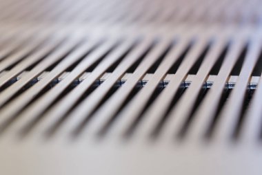 Modern bir dizüstü bilgisayarın ısısını önlemek için Soğutma ızgarası. Technolog