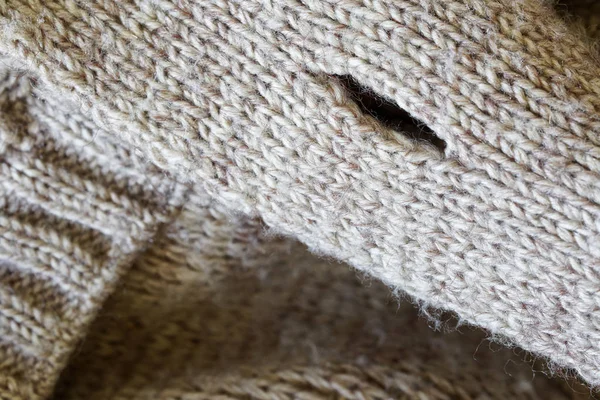 Knapphål i ett fragment av en ull skandinavisk tröja. Diagon — Stockfoto