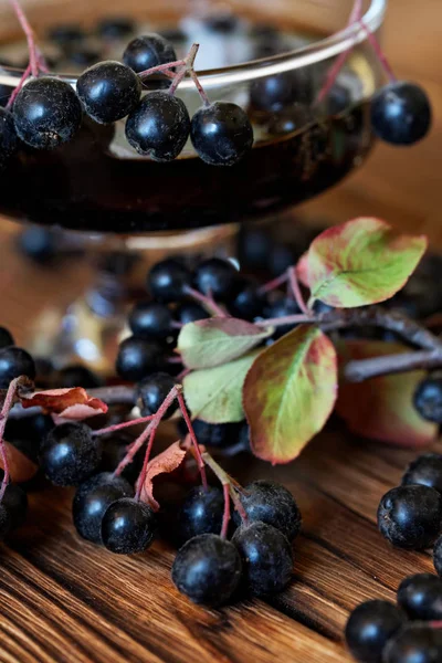 Um copo de vinho largo com tintura de baga caseira ou suco em um woo — Fotografia de Stock