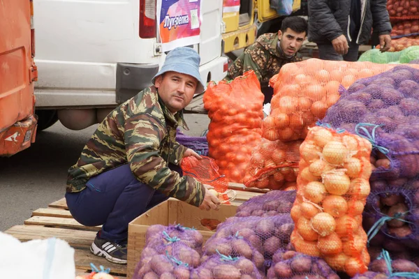 ストリート農家の農業見本市で移民の売り手。タウンスク — ストック写真