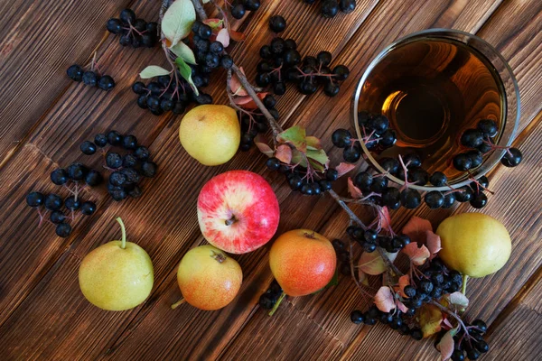 Domowe wino, Nalewka lub sok obok aronii, jabłek i gruszki — Zdjęcie stockowe