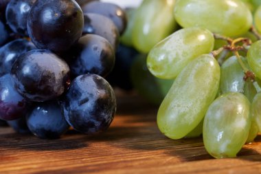 Farklı çeşitleri taze üzüm Demetleri, yeşil ve siyah,