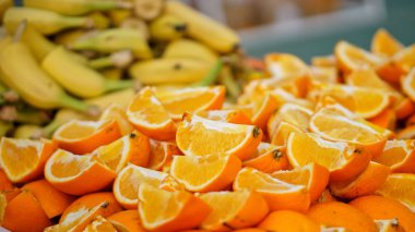 Portakal dilimleri ve bir muzun gücünü yerine getirmek için muzlar.