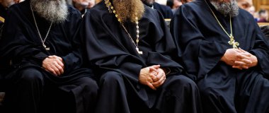 Sakallı ve haçlı üç Hristiyan rahip var.
