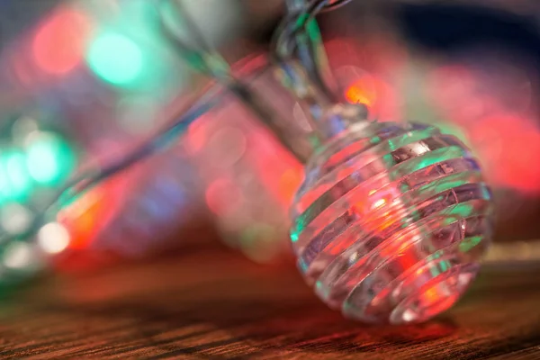 Lumières festives - une guirlande de Noël lumineuse sur un bois confortable s — Photo