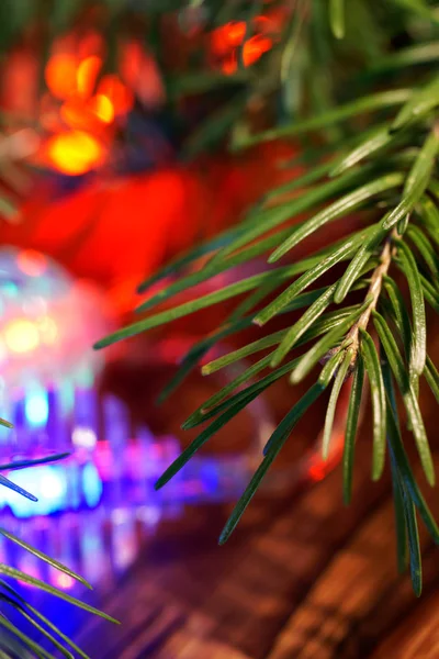 Julgran nålar på en bakgrund av förtjusande flera färger — Stockfoto