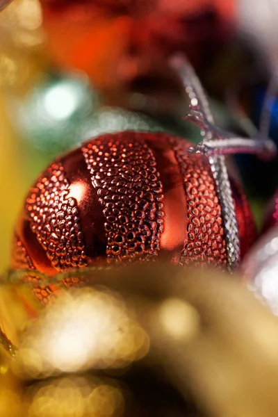 Bonitos, brilhantes e multi-coloridos brinquedos de Natal encontram-se em uma caixa f — Fotografia de Stock