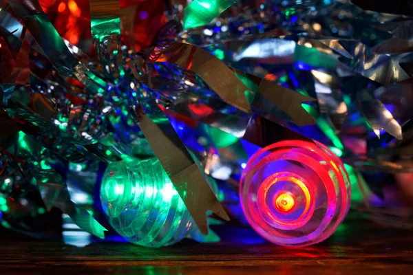 Les lumières multicolores de LED reposent sous la moule de Noël sur le bo en bois — Photo