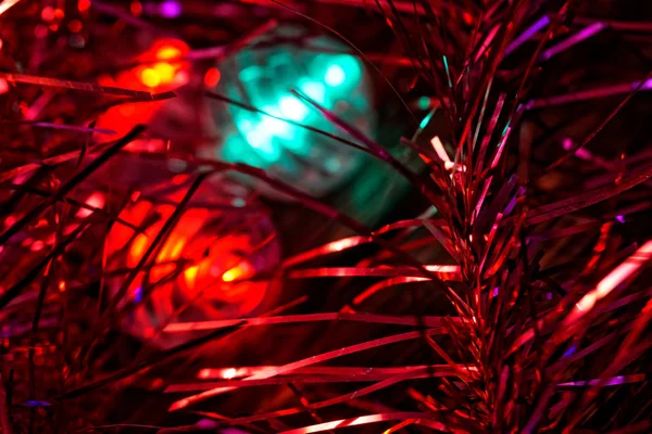 Різдвяна нічна магія. Червона святкова мішура і різнокольорове світло — стокове фото