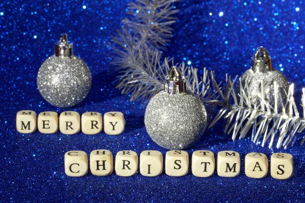 Karácsonyi dekorációk és tinsel egy fényes csillogó kék bac — Stock Fotó