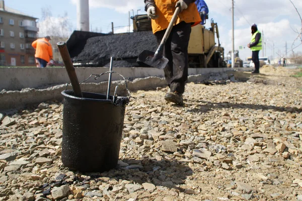 Svart Hink Med Vätskebitumen Och Arbetare Med Spade Vägarbeten Landskapsplanering — Stockfoto