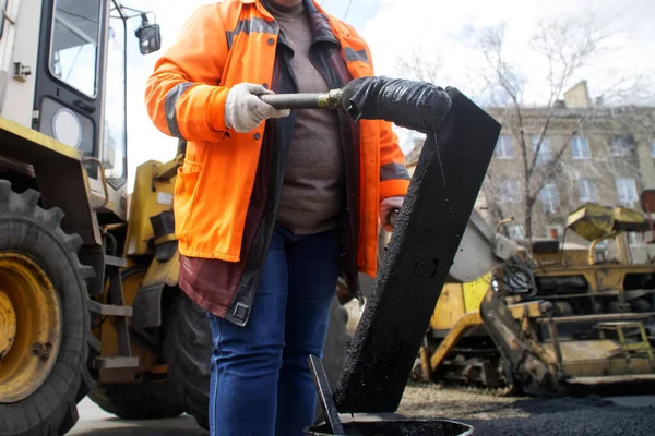 Arbetare Orange Väst Använder Svart Blandning Bitumen Läggning Och Beläggning — Stockfoto