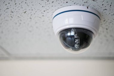                                Ofis binasının asılmış tavanına küresel güvenlik kamerası monte etmenin bir örneği. Güvenlik kamerası. Sığ alan derinliği