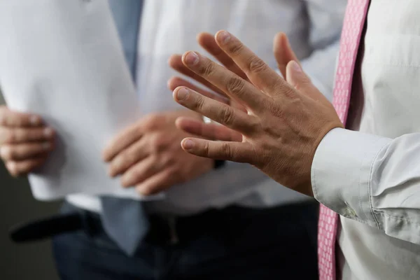 Ręce Mężczyzny Białej Koszuli Gestykulujące Podczas Rozmowy Lub Dyskusji Styl — Zdjęcie stockowe