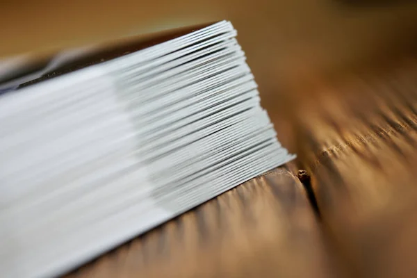 Πολλά Φύλλα Χαρτιού Χαρτονιού Στοιβάζονται Μια Ξύλινη Επιφάνεια Επαγγελματικές Κάρτες — Φωτογραφία Αρχείου