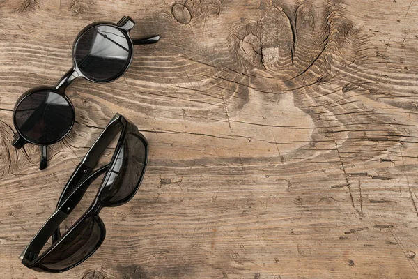 Couple Sunglasses Old Wooden Desk Top View Copy Space — Stock Photo, Image