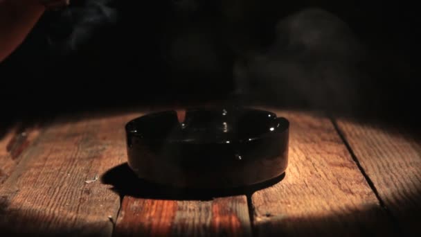 Een sigaar zet roken van een sigaar, aan het afschudden van de as, in een asbak. — Stockvideo
