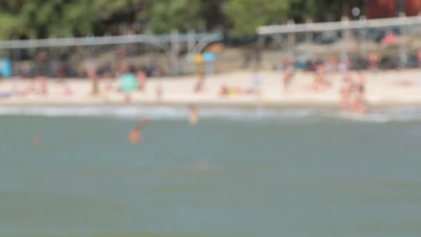 Panorama. Vista sulla spiaggia sfocata dal mare . — Video Stock