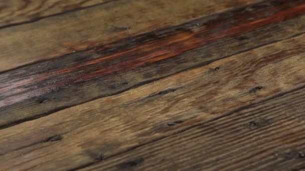 Textura de madera vieja real, fondo oscuro vintage. Cámara se mueve de izquierda a derecha . — Vídeo de stock