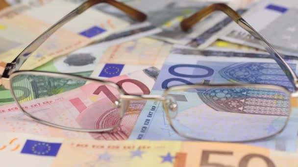 Selektiver Fokus, Fokus von der Brille auf Euro-Banknoten. — Stockvideo