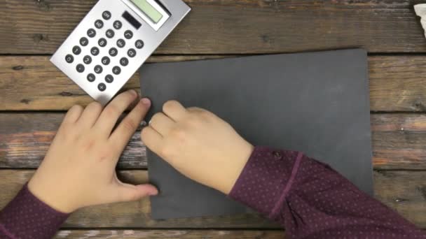 Vista dall'alto. L'uomo scrive la parola BUSINESS con il gesso su una lavagna . — Video Stock