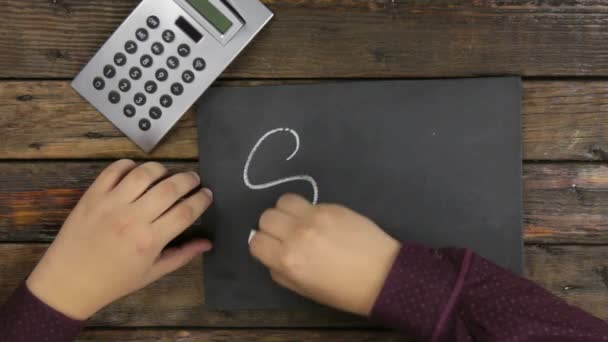 Top view. Man writes the word SALE with chalk on a blackboard. — Stock Video
