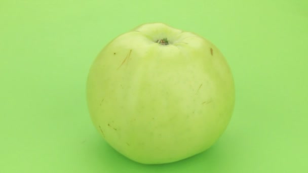 Drehung eines reifen grünen Apfels. isoliert — Stockvideo