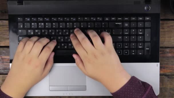 Вид зверху. Чоловік працює на клавіатурі ноутбука . — стокове відео