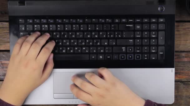 Vista de cima. Homem trabalha no teclado e laptop touchpad . — Vídeo de Stock