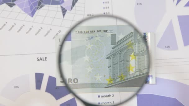 Tanulmány a bankjegy öt euro, növelve a nagyító segítségével. — Stock videók