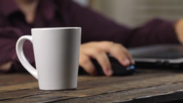 Nahaufnahme, trinken aus einer Tasse, Arbeiten mit einer Computermaus und einer Laptop-Tastatur. — Stockvideo