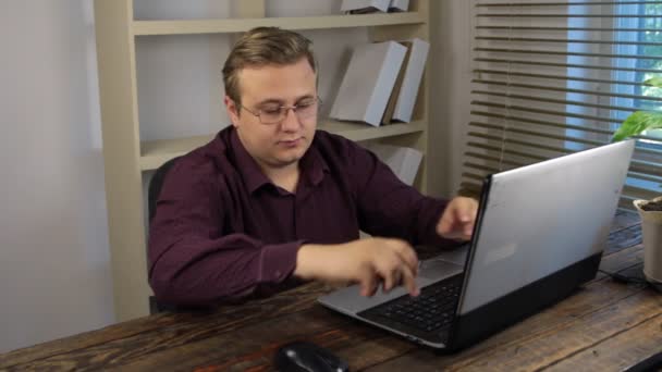 Homme d'affaires enregistre les données sur le lecteur flash USB, la connexion de la clé USB à l'ordinateur portable . — Video
