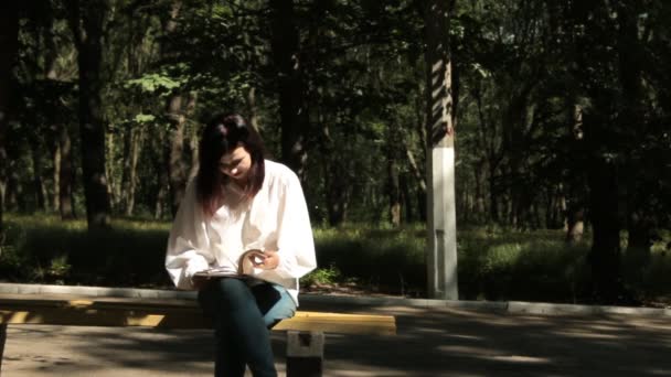 Дівчина втомилася читати підручник, і вона кинула її . — стокове відео