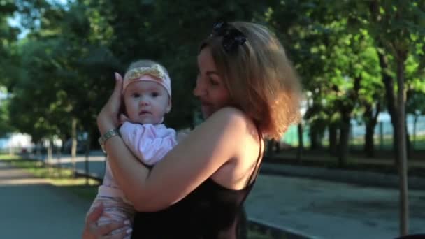 엄마는 그녀의 팔에 신생아 딸을 보유. — 비디오