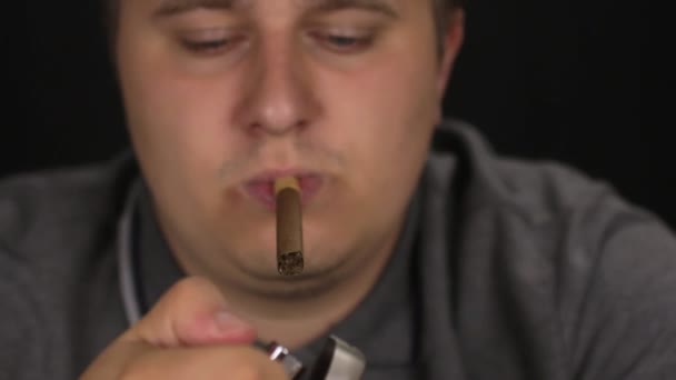 Man lights a cigar using a gas lighter. — Stock Video
