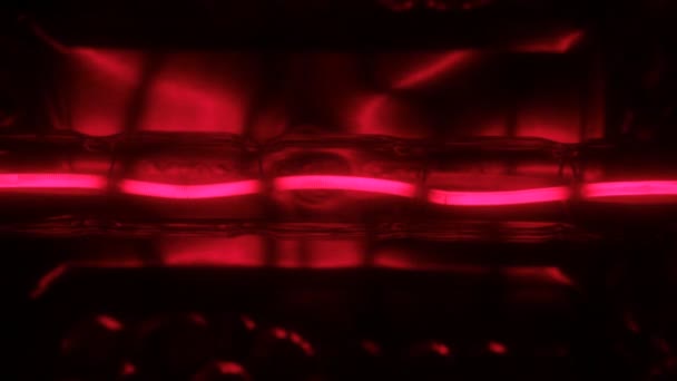 Close-up, flikkering van een rode wolfraam spiraal van een halogeen lamp. — Stockvideo