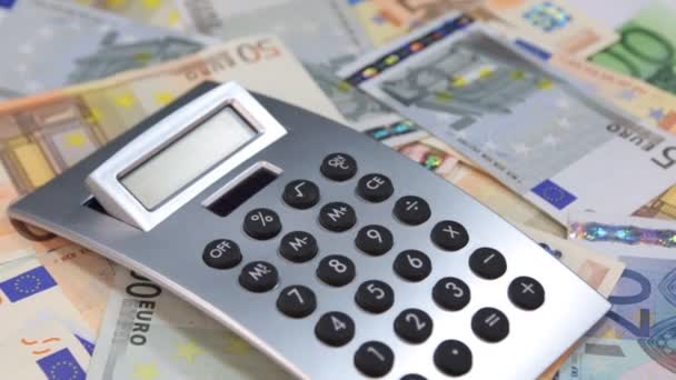 Detail, kalkulačka na hromadě euro. Rotace. — Stock video