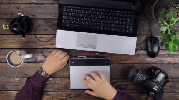 Графический дизайнер использует сенсорную панель для работы с ноутбуком . — стоковое видео