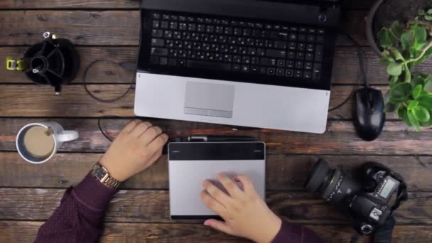 Grafisch ontwerper touchpad gebruiken om te werken met de laptop. — Stockvideo