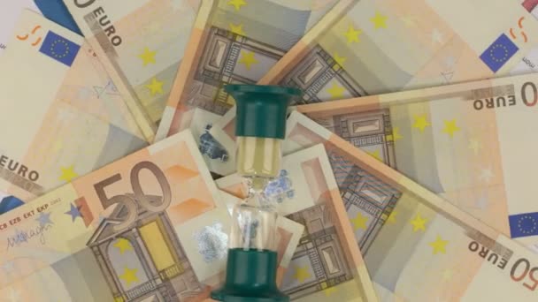 Döndürme Euro üzerinde yalan kum saatinin. — Stok video