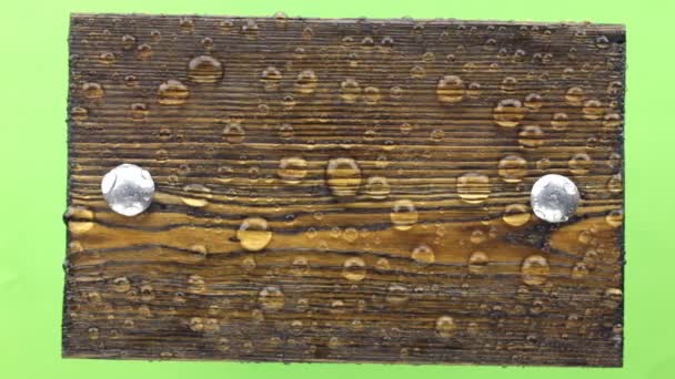 As gotas de chuva são sopradas por um vento forte da placa de madeira com parafusos de ferro. Isolados — Vídeo de Stock