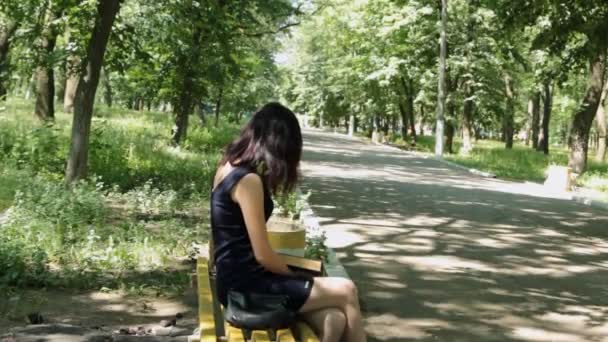 Menina livros dobrados e depois se levanta para sair . — Vídeo de Stock